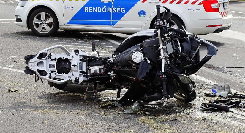Busznak csapódott egy motoros Budapesten