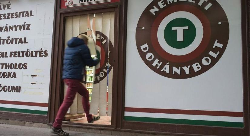 Olyan gyorsan bukott le, hogy még a lopott dohányt sem volt ideje elszívni