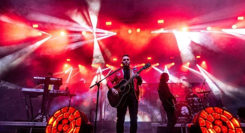 Az előkelő idegen nemcsak a szíveden, de Győr belvárosán is átrohan - Jön az Ákos koncert!