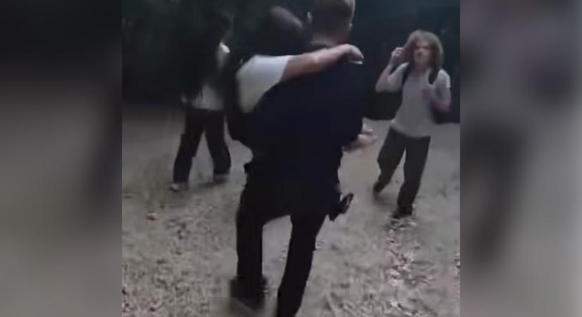 Ölben mentettek külföldi turistákat a rendőrök egy agresszív medve elől a Salamon-kövekről Brassónál