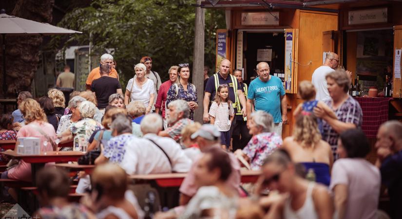 Napközben borlovag avatás, este Ákos koncert