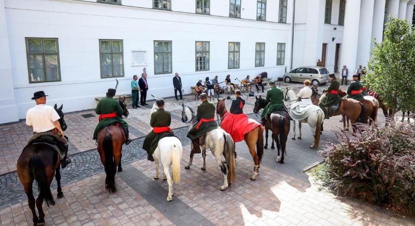 Vérgőzös csatába vonultak Szekszárdon át a lovasok