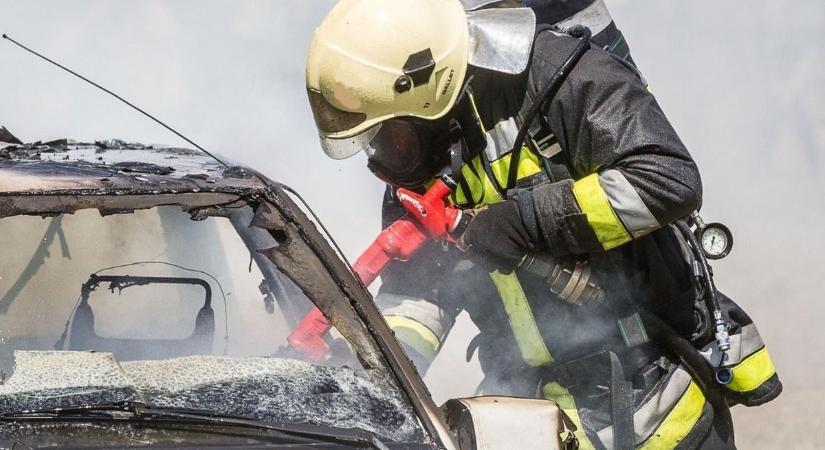 Rohantak a tűzoltók, kigyulladt egy autó a 8-as főúton