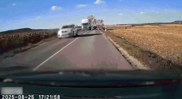 Pillanatokon múlt a baleset: emelkedőn, a záróvonal ellenére akart kamiont előzni egy suzukis