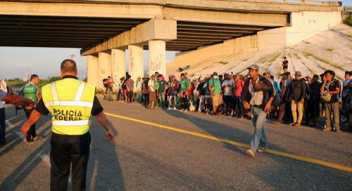 Feloszlatták a migránskaravánt a hatóságok a mexikói határnál