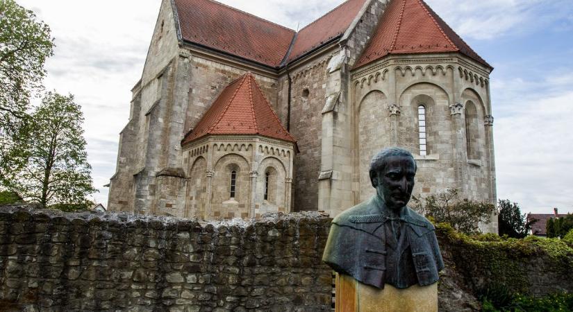 "Éppen ilyennek álmodtam meg!” – Ráismert regénye templomára Ócsán az "A katedrális" szerzője