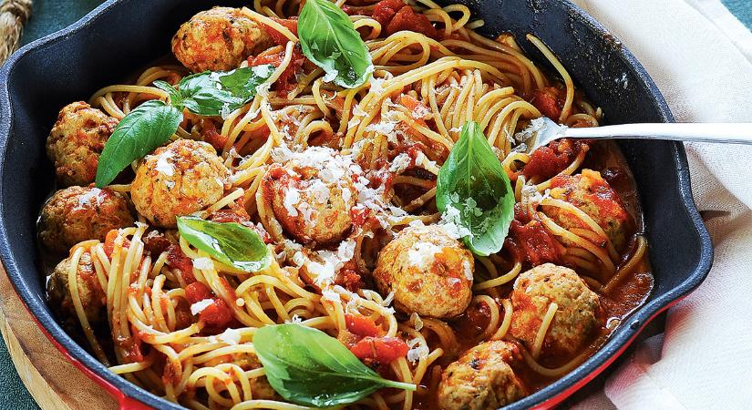 Paradicsomos spagetti sajtos, bazsalikomos húsgombóccal