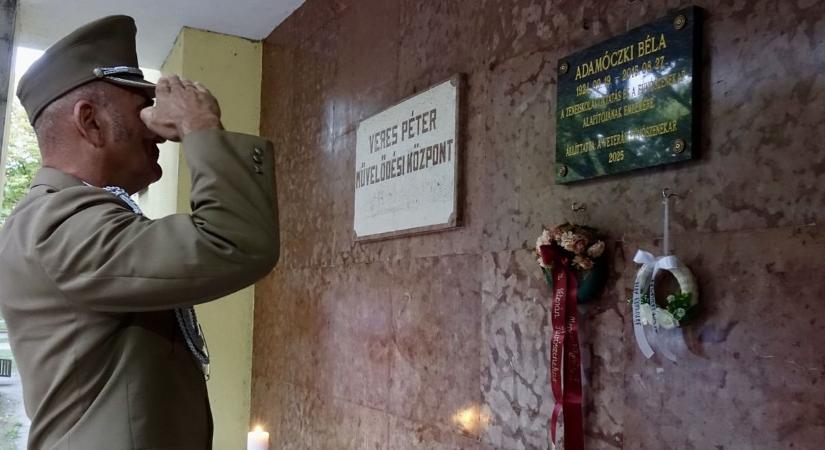 Balmazújváros zenei életének atyja előtt tisztelegtek – emléktáblát avattak Adamóczki Béla halálának 10. évfordulóján