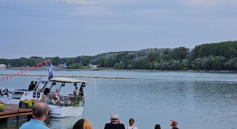 Videón, ahogy a hidroplán leszállt a Dunára Gönyűnél