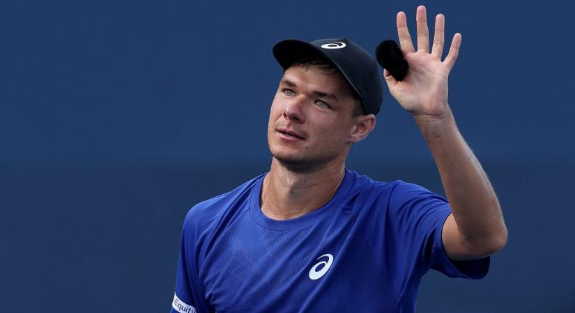 Felnőtt férfi csavarta ki a gyerek kezéből a teniszező sapkáját a US Openen