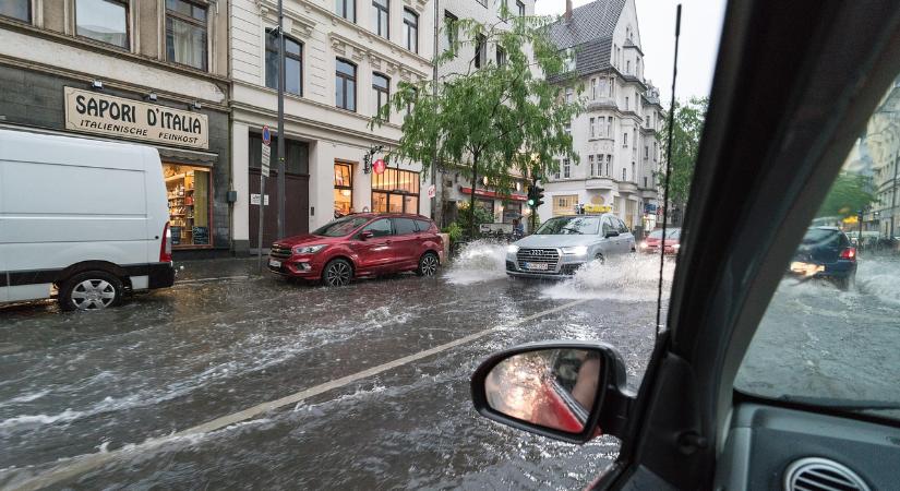 Villámárvíz kísérheti a zivatarokat, figyelmeztetés érvényes