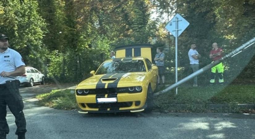 Dodge Challengerével balesetezett Pavol Gašpar, a Szlovák Titkosszolgálat igazgatója