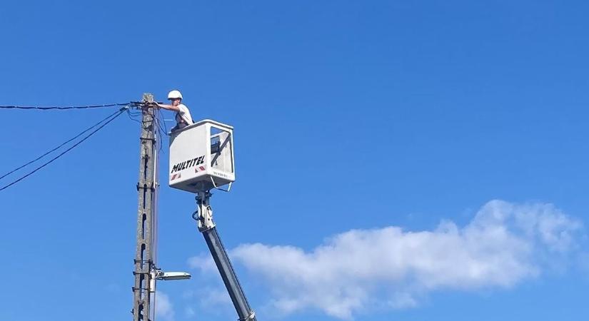 Leszakadt vezeték és meghibásodott villanyoszlop is riadalmat okozott