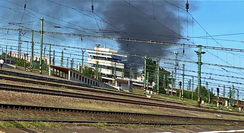 Szemtanúk szerint az állomásról is látszott a füstoszlop, óriási tűzzel küzdöttek a tűzoltók az egyik városrészben