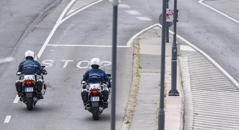 Motoros rendőrt csapott el a figyelmetlen autós – videó