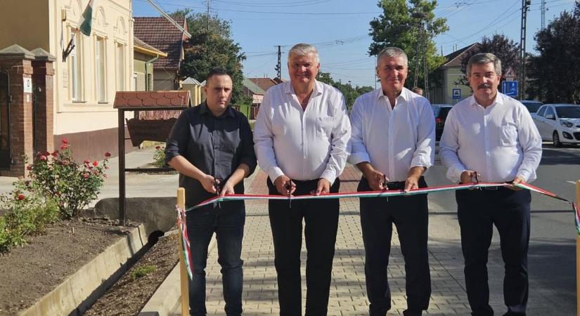 Tájház, új zebrák és mobil színpad: megújult a közösségi élet tere ezen a hajdú-bihari településen