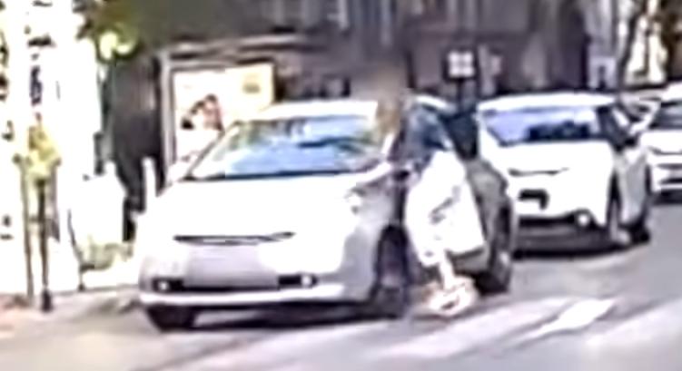 Úgy tűnt, elengedi, erre majdnem áthajtott a gyalogos lábán az autós Budapesten