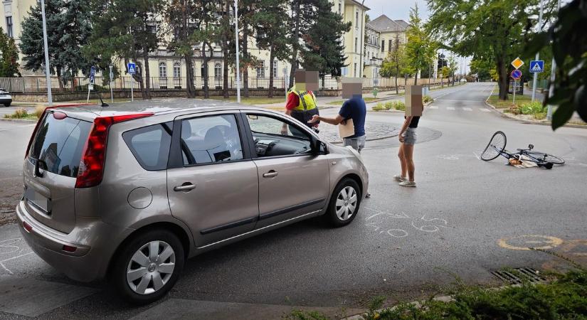 Körforgalomban ütöttek el egy kerékpárost Szombathelyen - fotók