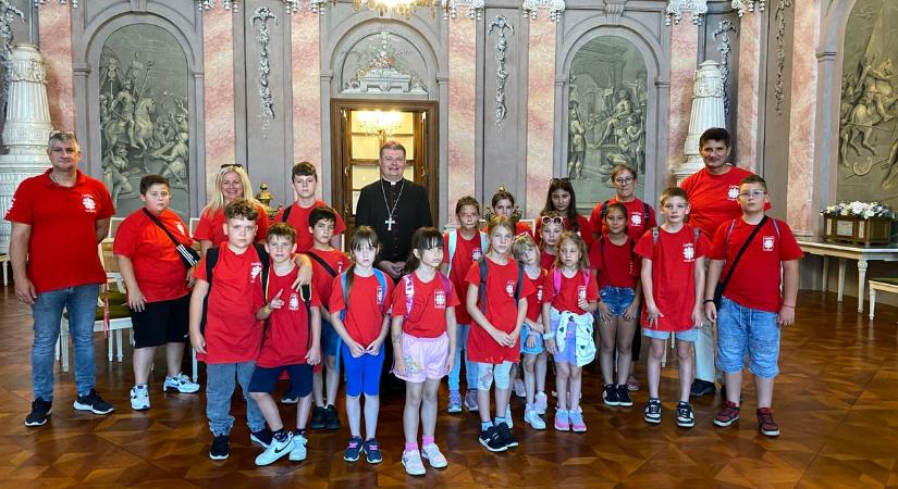 Kicsi karitászosok látogatása a nagy palotában