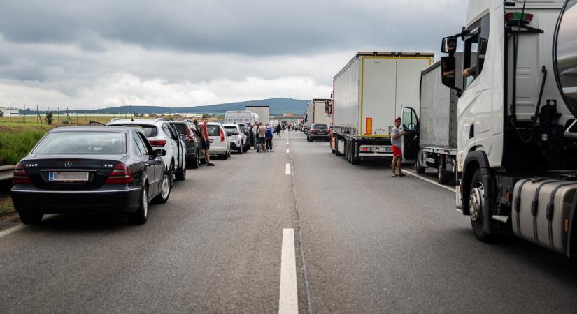 Elesett az M5-ös autópálya, több mint 10 kilométeres a torlódás