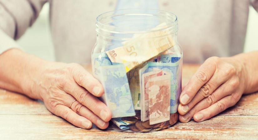 A végrehajtó a nyártól több pénzt hagy a nyugdíjasoknál