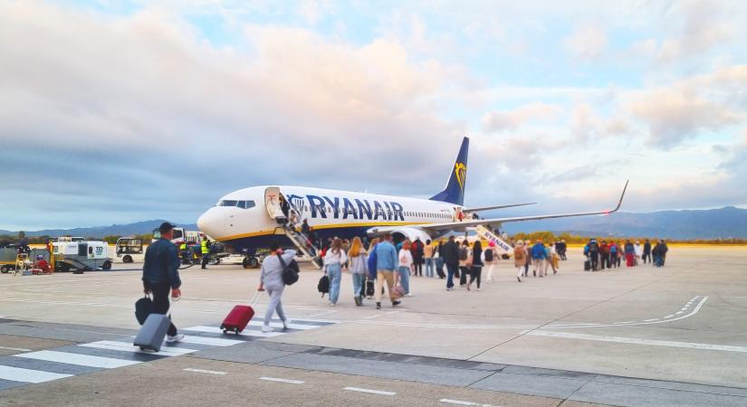 A Ryanair növeli a dolgozók bónuszát, ha túlméretes poggyászt találnak