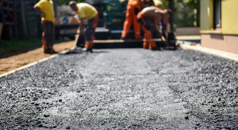 Megújul a járda a veszprémi Ibolya utcában