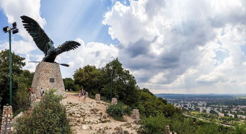 Felújítás alatt a Turul madár – fotókon a tatabányai jelkép