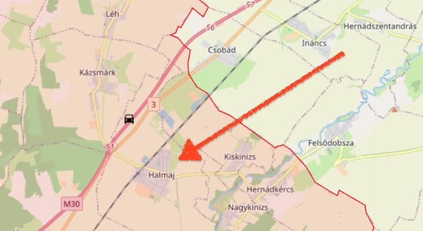 Szalagkorlátnak ütközött egy autó Halmajnál