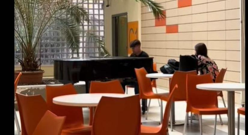 Csodálatosan zongorázott egy fiatalember a győri Petz-kórházban - videó