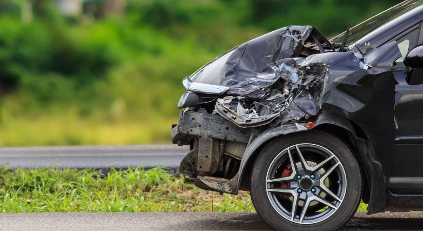 Átszakította a szalagkorlátot egy autó a 8-as főúton