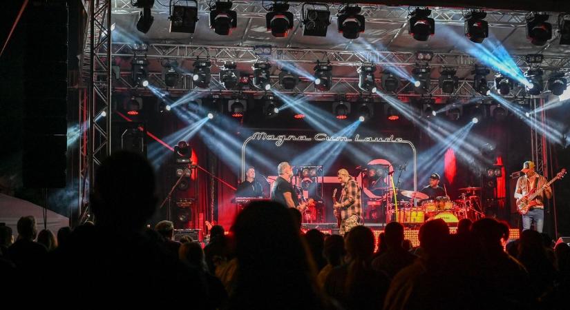 Esernyővel is kitartott a közönség: a Magna Cum Laude az Asztalkő Fesztiválon