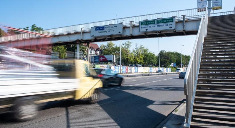 Hétfőtől olcsóbbá válnak az online vásárolt autópálya-matricák