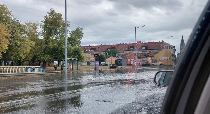 Felhőszakadással és nagy széllel tört be a vihar Budapestre