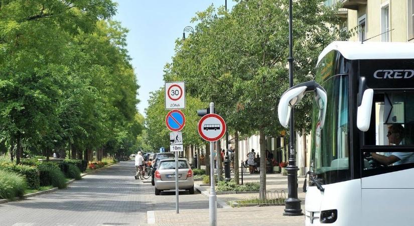 Megjelent egy fekete szörnyeteg a kecskeméti utcákon, keveseknek adatik meg, hogy testközelből láthassák – videó