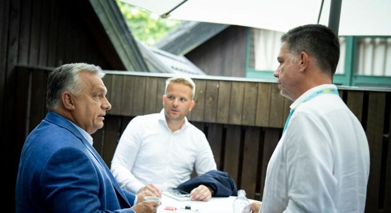 Orbán Viktor elégedetlen a kampánnyal; a Fidesz okosóra-programmal akarja megszólítani a fiatalokat