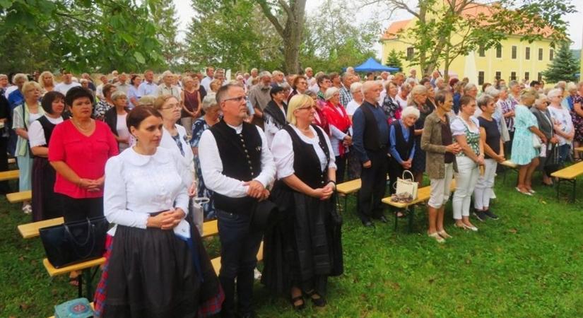 Ősi hagyományt ápolnak – Népviseletbe öltözik Baranya