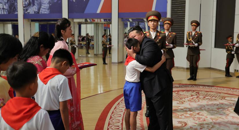 Kim Dzsongun csodás életet ígért az Oroszországban meghalt észak-koreai katonák családjának