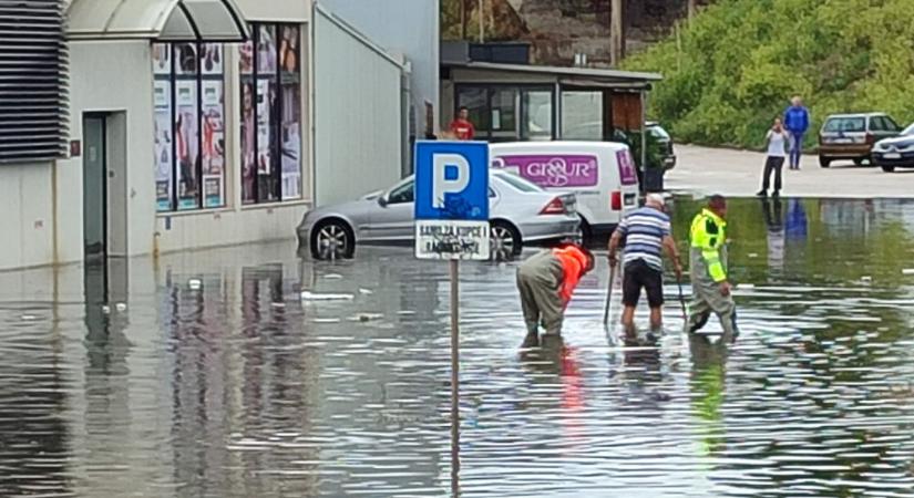 Udvarokat és pincéket öntött el a víz a horvát tengerparton, szikla zuhant az útra