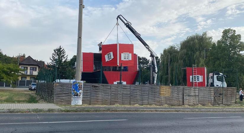 Gondoltad volna, hogy ez lesz a sorsa? Elbontották Siófokon a fordított házat