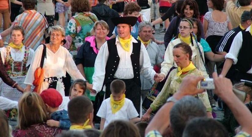 A kedvezőtlen időjárás miatt elmarad a csárdás rekordkísérlet