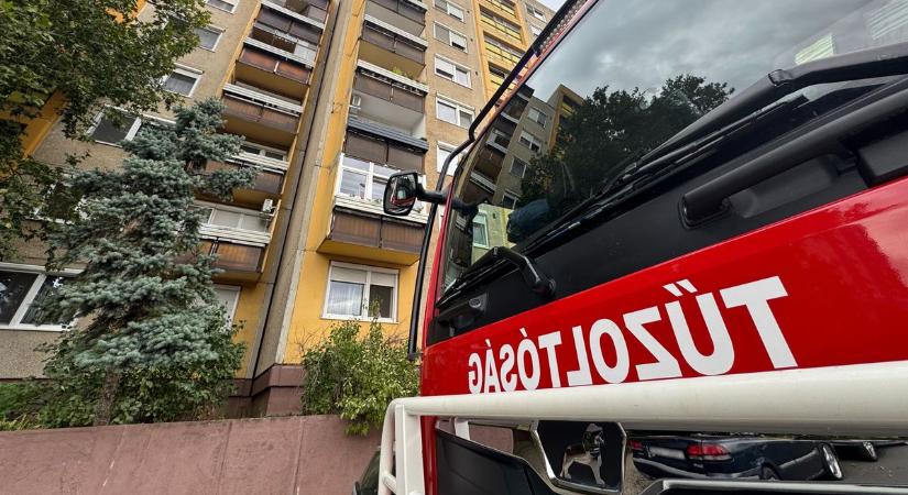 Idős ember élete került veszélybe Debrecenben, a tűzoltókra és a mentőkre is szükség volt! – fotókkal, videóval!