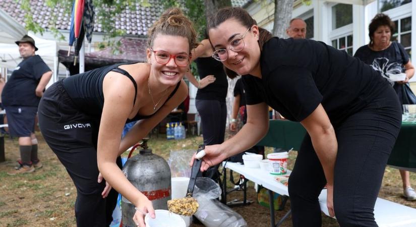 Az eső esett, de a káposztás ételek azért rotyogtak a bográcsban Füreden, méghozzá ilyen recept alapján