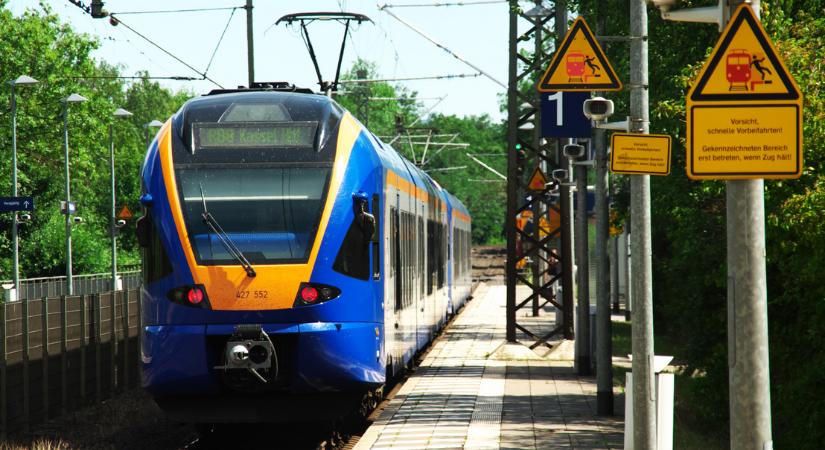 Egy iraki férfi dobta vonat elé a 16 éves lányt Németországban