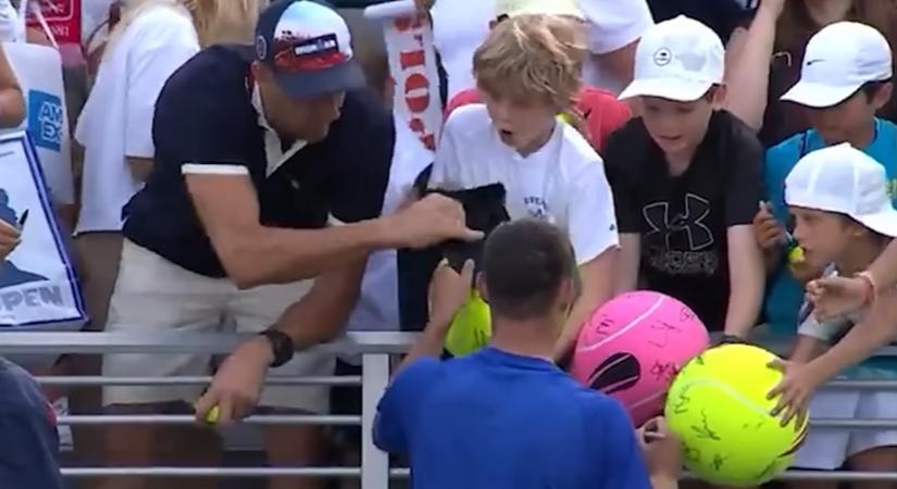 Egy gyerek kezéből tépte ki az ajándék baseballsapkát egy szurkoló a US Openen