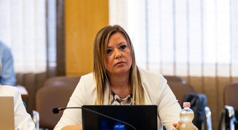 „Vége a hallgatásnak!” – Történelmi döntés született a gyermekvédelemről a tatabányai közgyűlésen