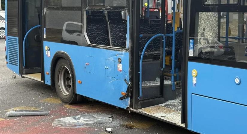 Szörnyű halálos baleset Csepelen - Kettészakadt a buszba csapódott motor
