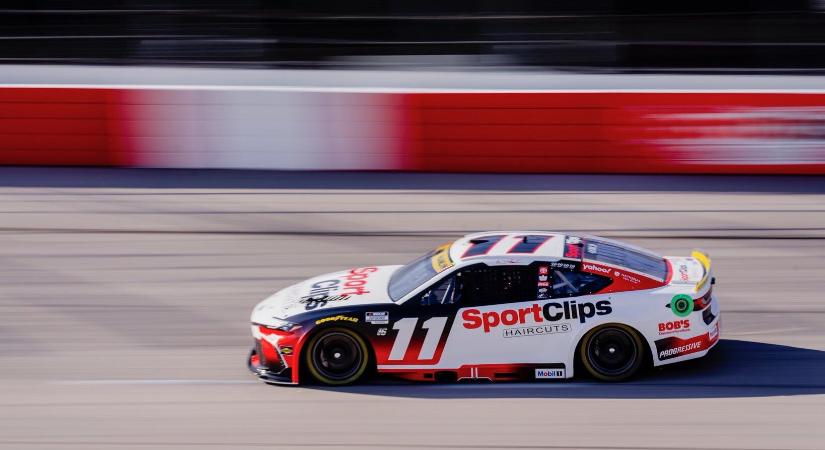 NASCAR: Denny Hamlin pole-jával rajtol el a rájátszás Darlingtonon