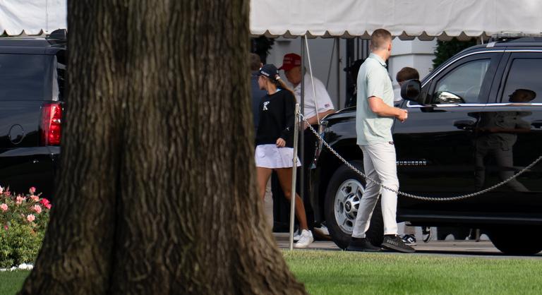 Mindenki nyugodjon meg, Donald Trump él és golfozgat