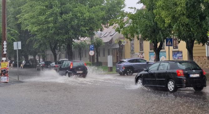 Hömpölygött a víz Budapest utcáin